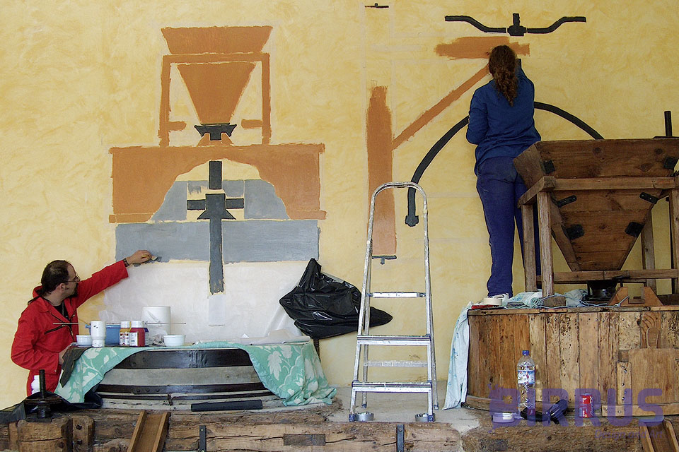 pintando mural para centro interpretación